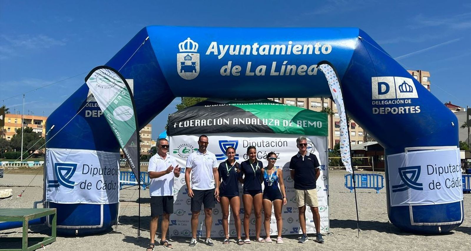 Una de las entregas de trofeos de la prueba de La Línea