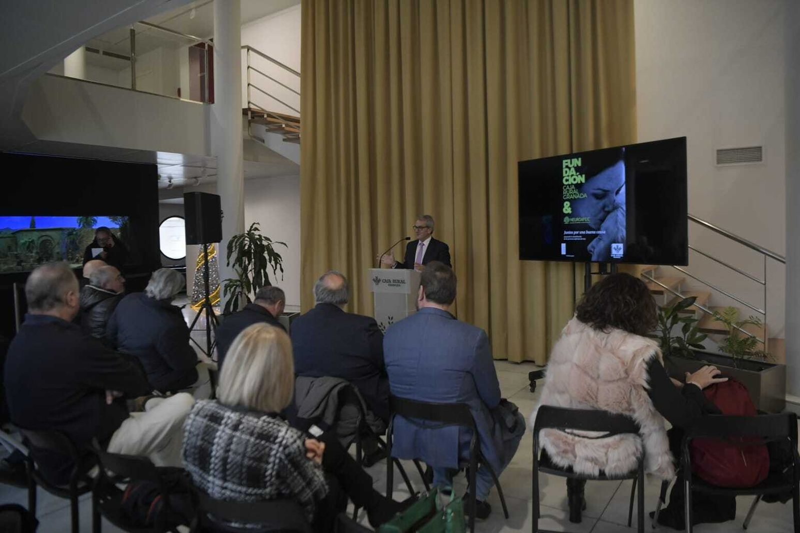 El presidente de Caja Rural Granada, Antonio León, presenta los carteles