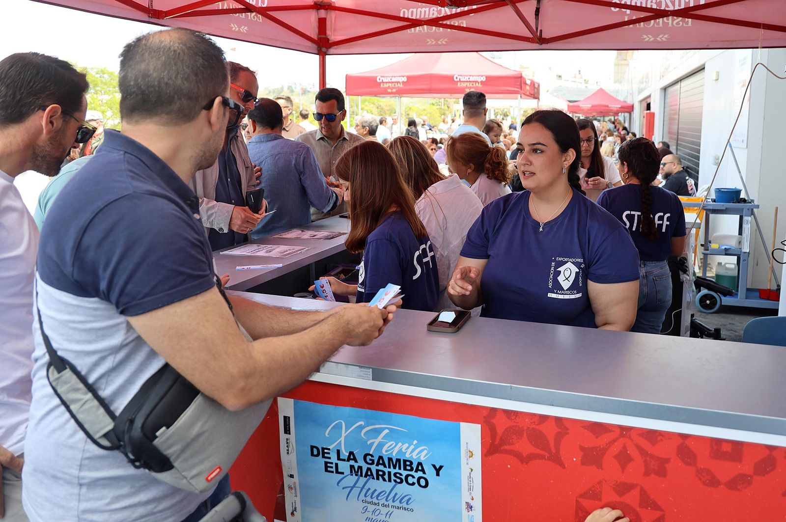 Imágenes del ambiente en la Feria de la Gamba y el Marisco de Huelva