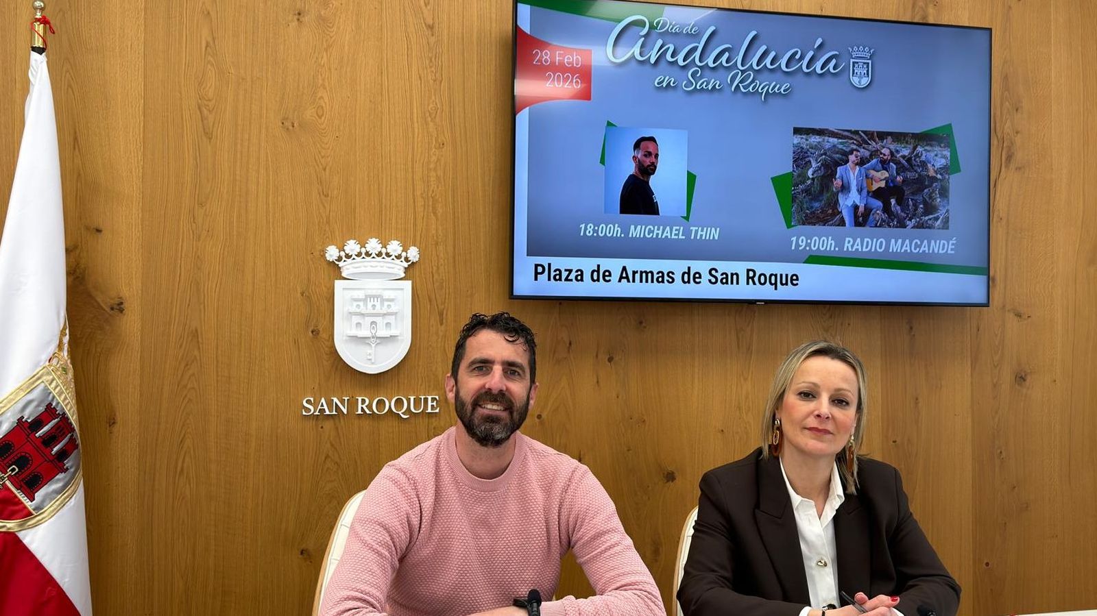 David Ramos y Ana Ruiz presentan la programación del Día de Andalucía en San Roque, con el concierto de Radio Macandé como punto culminante de la jornada.
