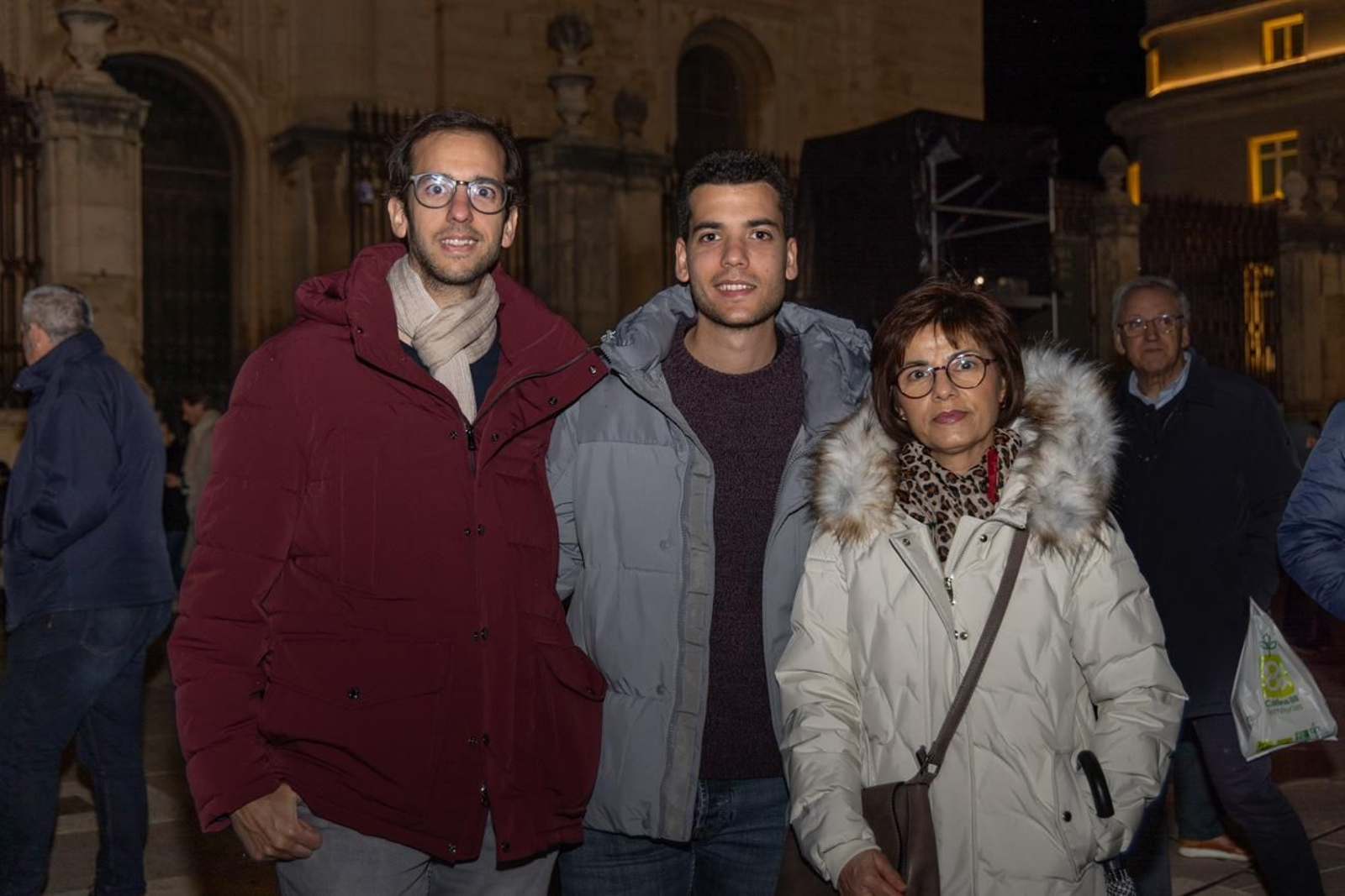 Los jiennenses disfrutan del centro de la ciudad, rodeados de un ambiente navideño