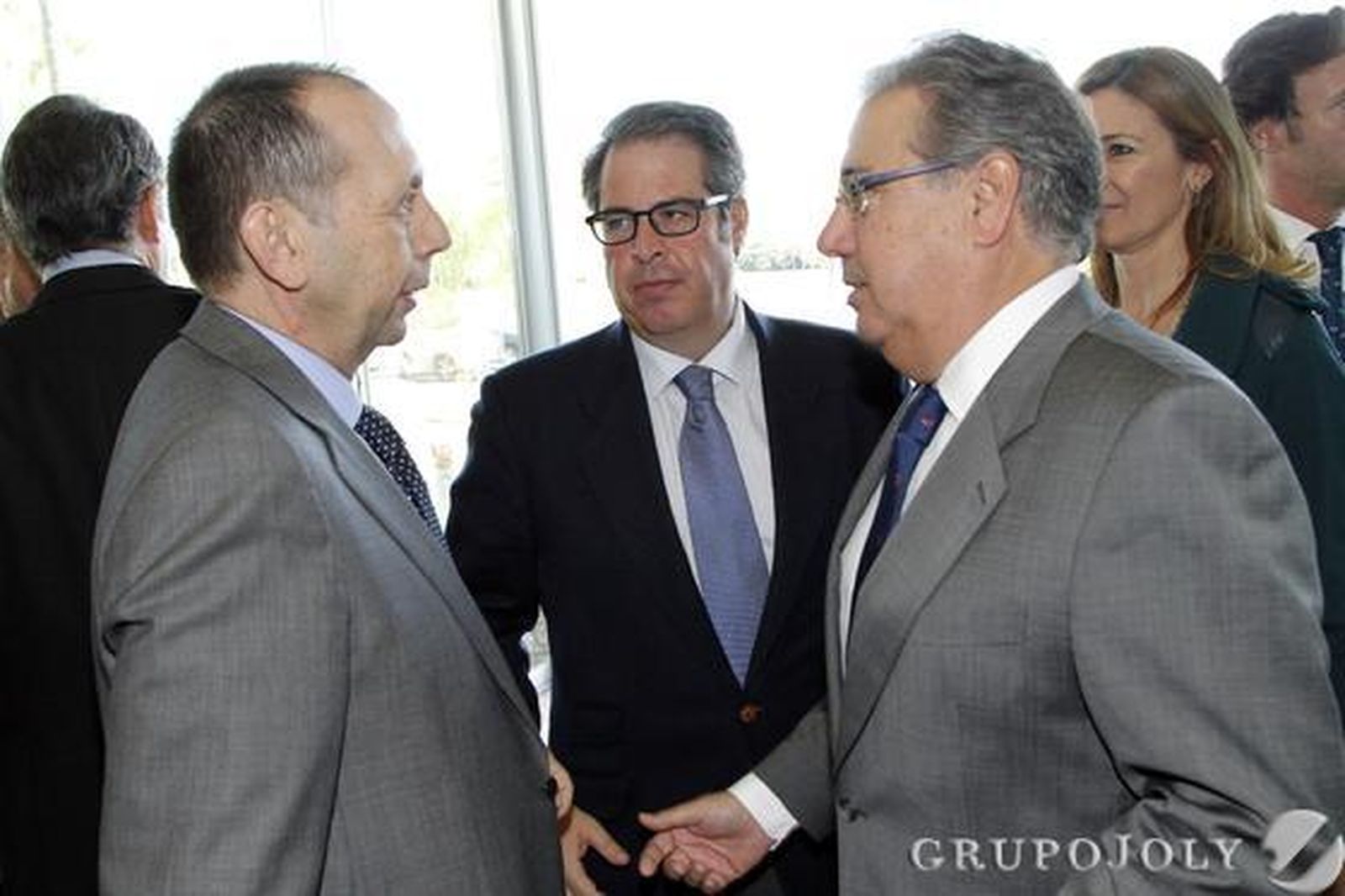 José Antonio Carrizosa, con el portavoz del PP en el Ayuntamiento de Sevilla, Juan Ignacio Zoido, y el concejal Gregorio Serrano./ Belén Vargas/Juan Carlos Vázquez