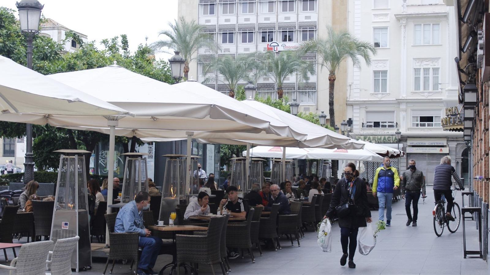 Ambiente en uno de los pocos bares abiertos este domingo en Las Tendillas