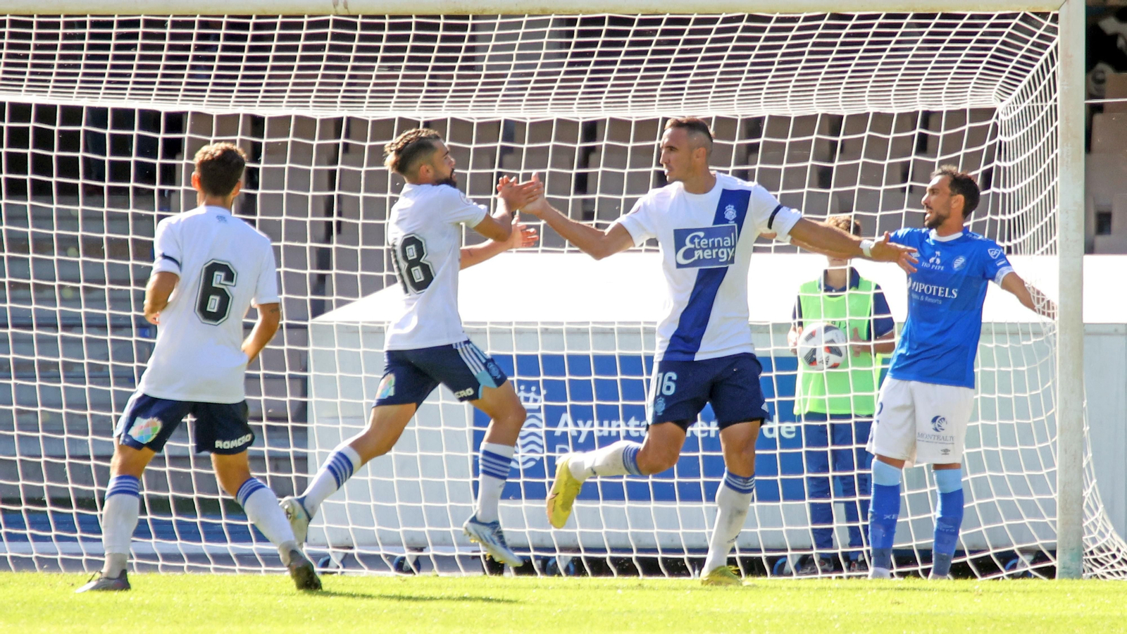 Arjona y Caballero se felicitan tras el gol de Juanjo Mateo ante el Xerez DFC.