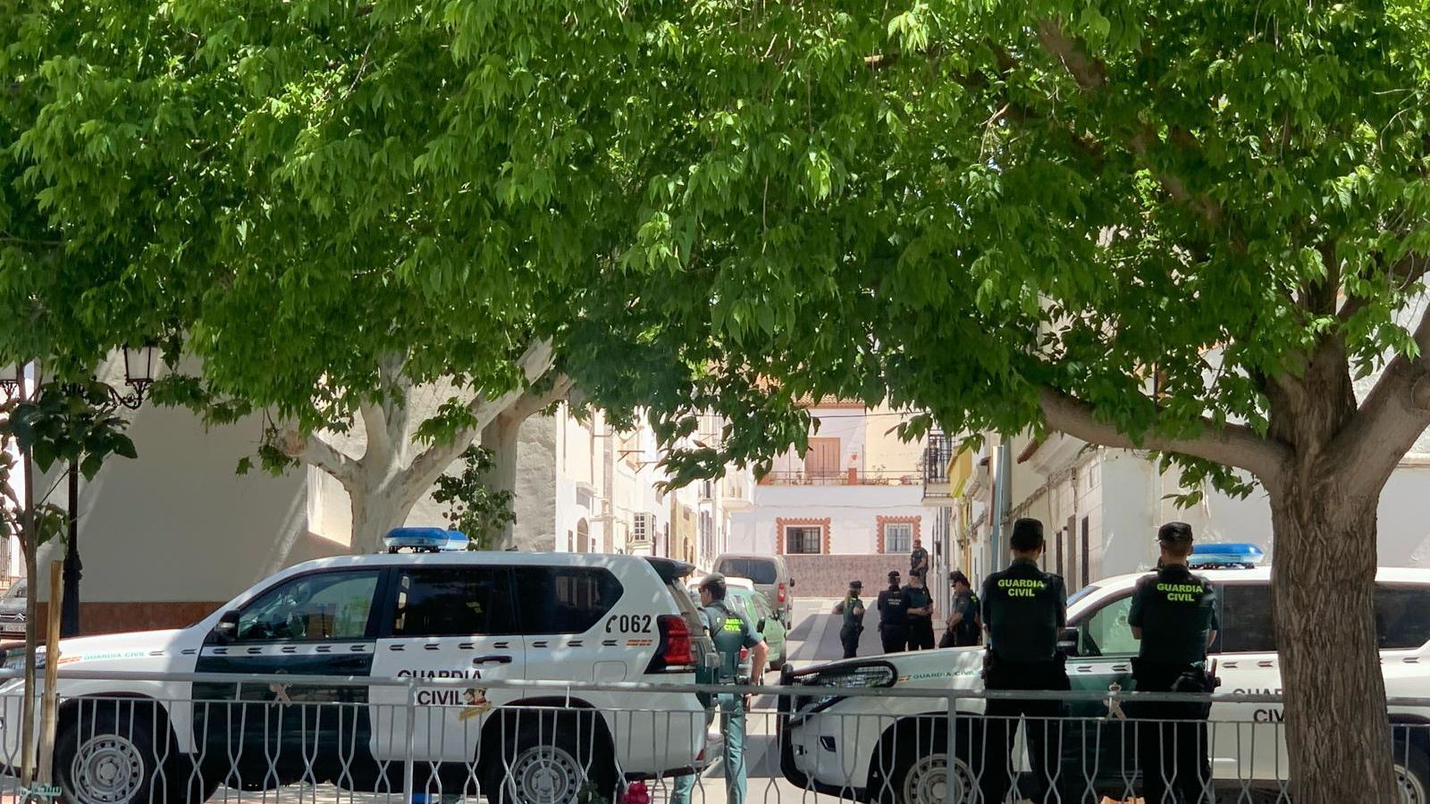 Agentes junto a la vivienda