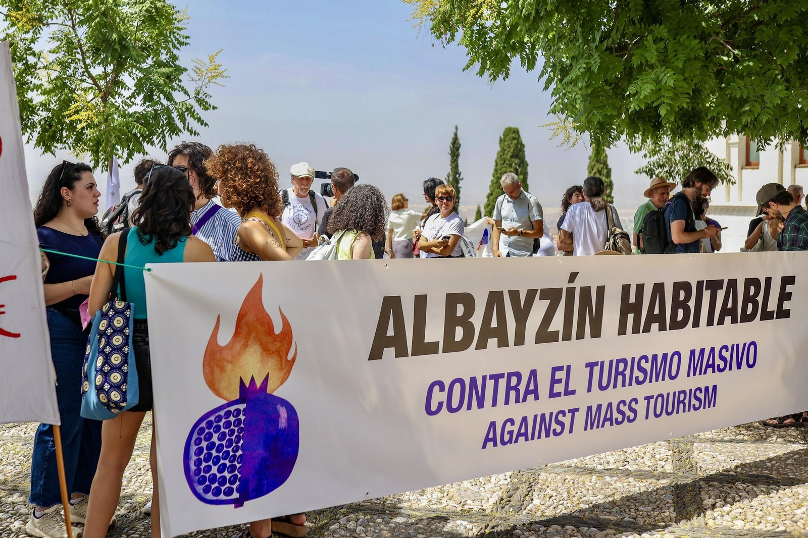 La protesta contra el turismo "que expulsa a los vecinos" del barrio granadino del Albaicín, en imágenes