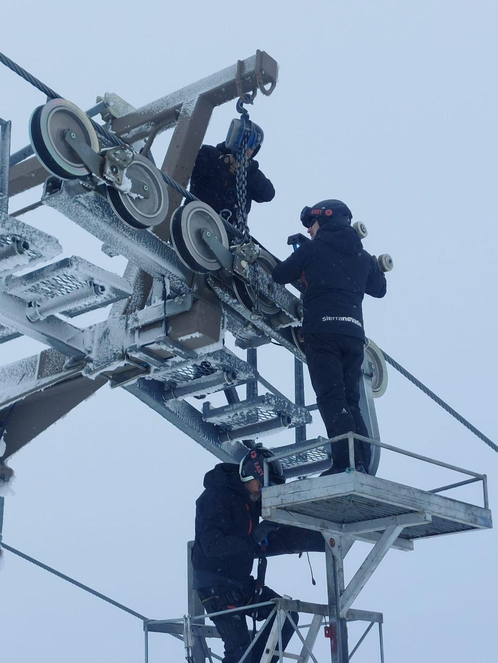 Trabajadores de Cetursa, en labores de mantenimiento.