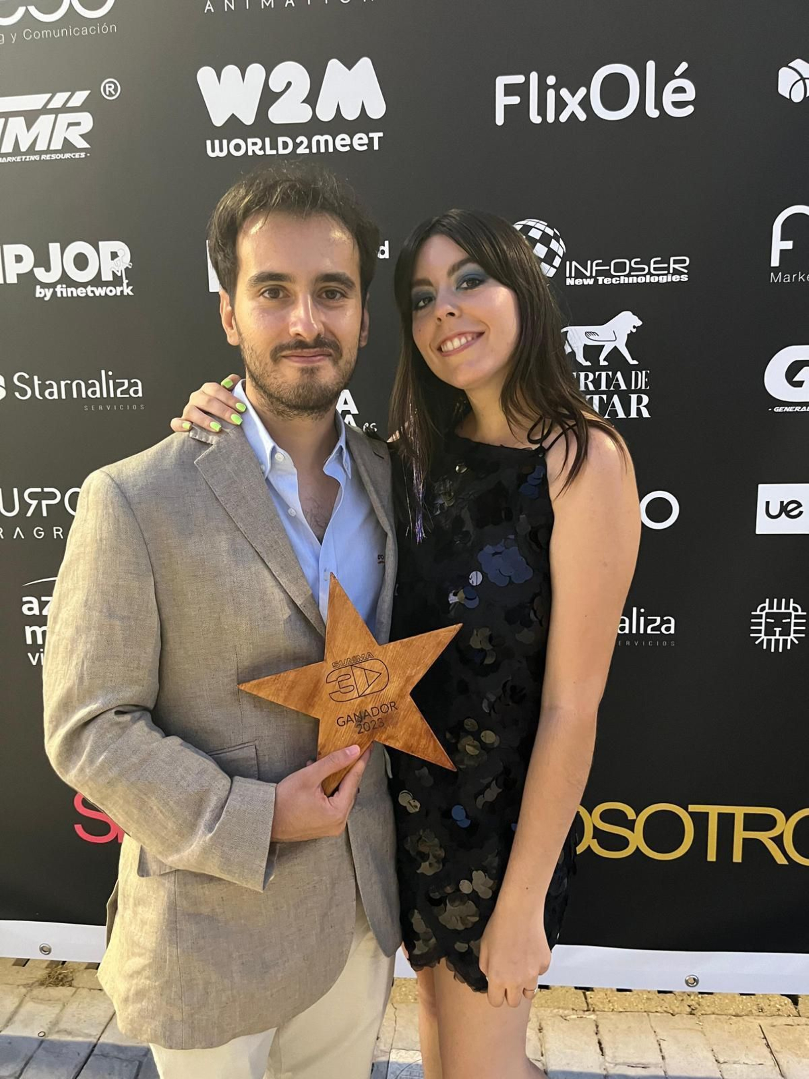 Emma Martínez y Alejandro Baena junto al premio