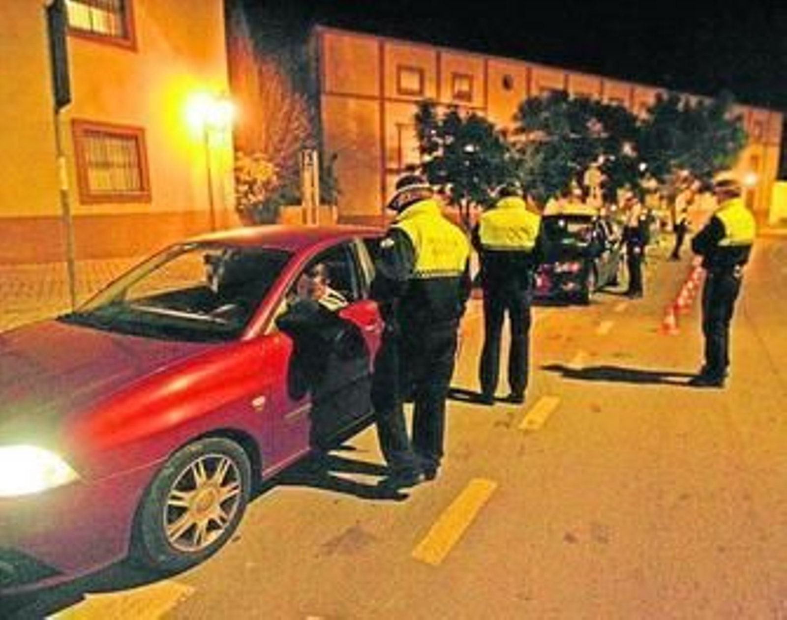Agentes del 092 controlan la zona de San Mateo, a finales de 2012, tras las quejas vecinales por el botellón.