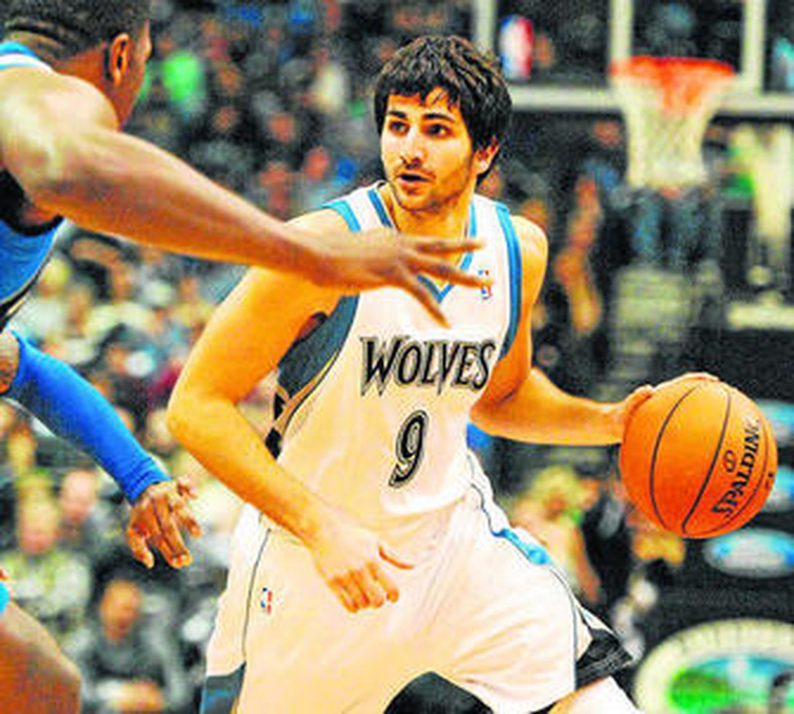 Ricky trata de driblar a un jugador de los Mavericks.