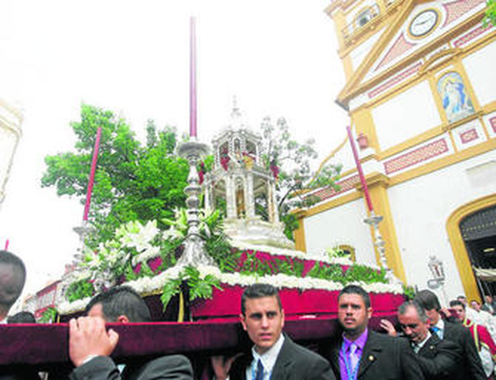 Instantánea de la salida del santuario de la Inmaculada del paso con el Cuerpo de Cristo.