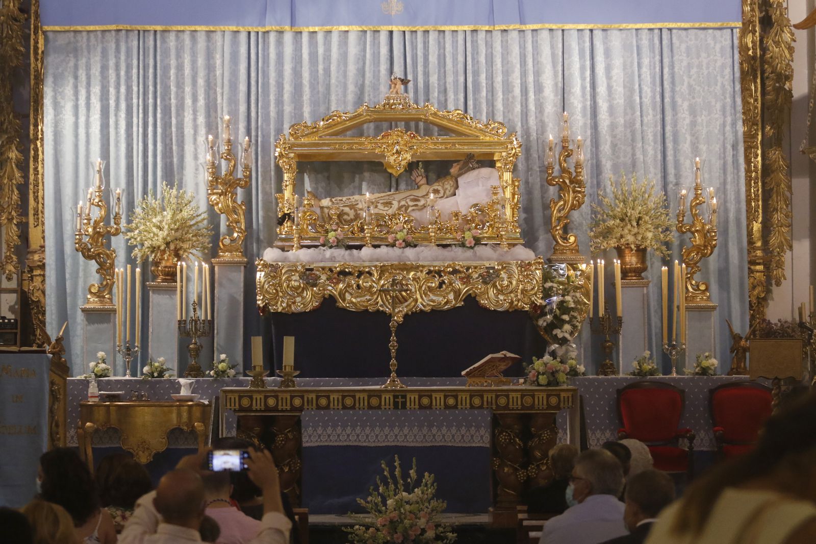 La hermandad de la Virgen del Tránsito de Córdoba celebra su festividad, en imágenes