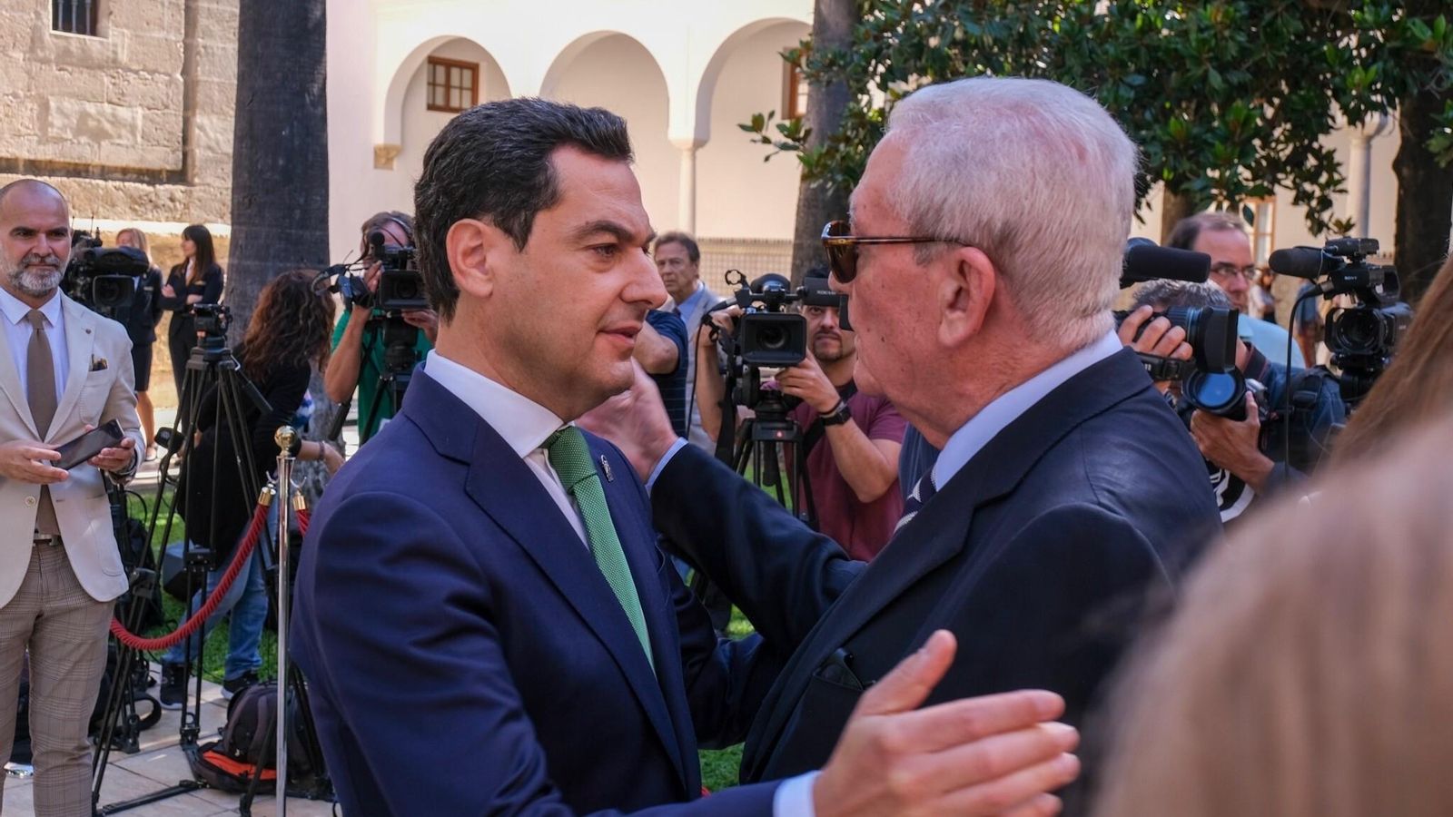 Rafael Escuredo saluda a Juanma Moreno el Día de Andalucía del año pasado.