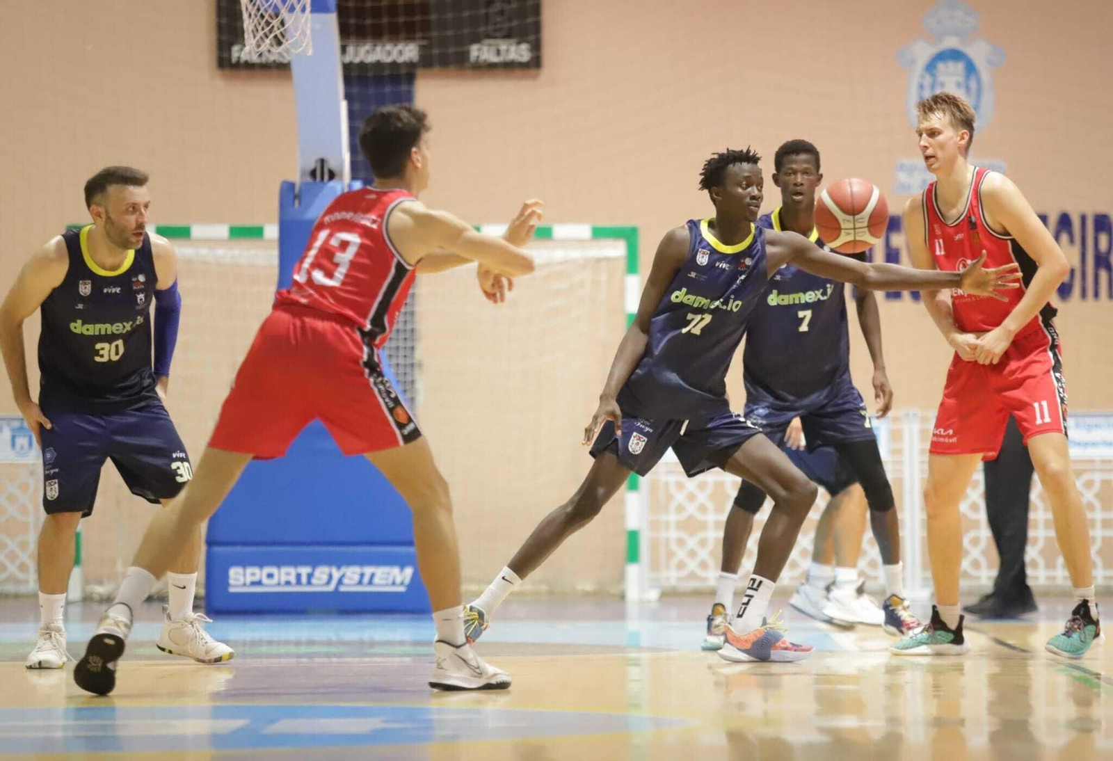 Waly Sene trata de cortar un pase de Navarra.