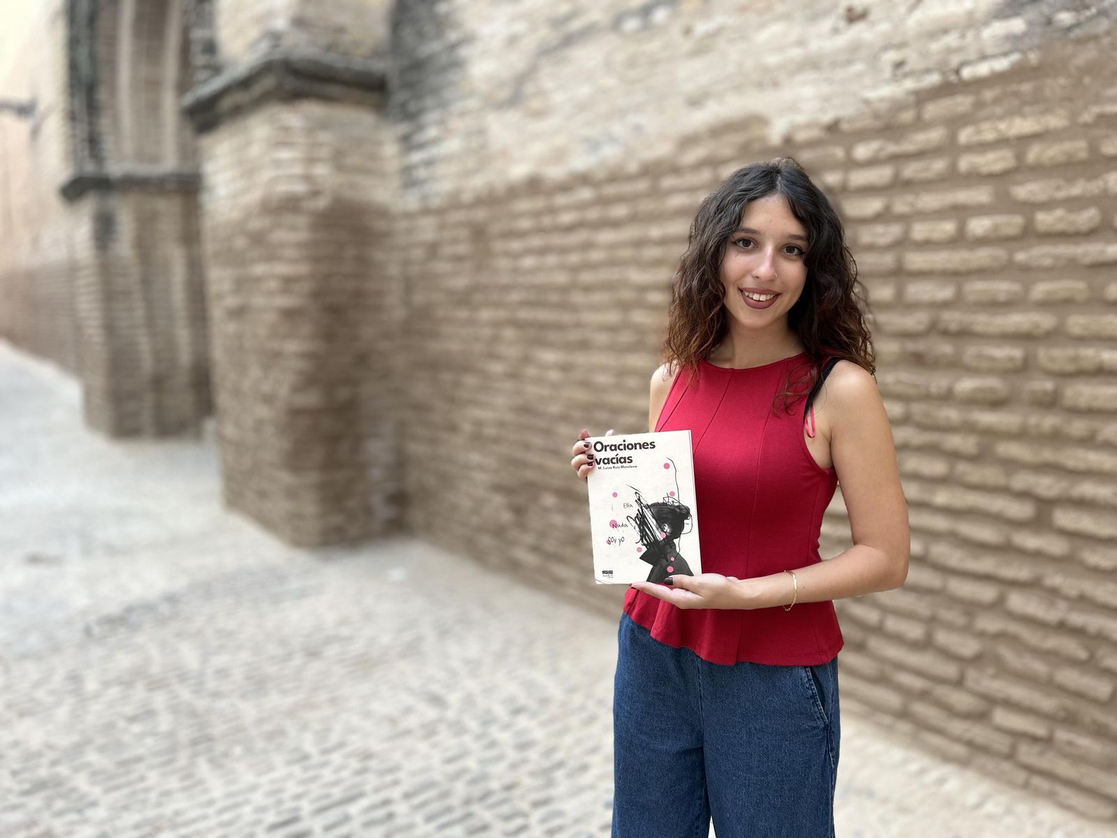 María Luisa Ruiz Monclova, con un ejemplar de su novela 'Oraciones vacías'.