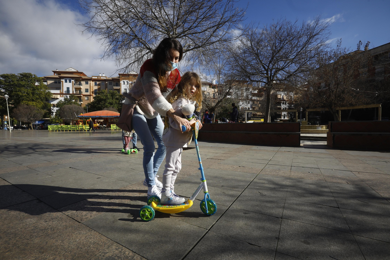 Los niños estrenan sus Regalos de Reyes por las calles de Córdoba, en fotografías