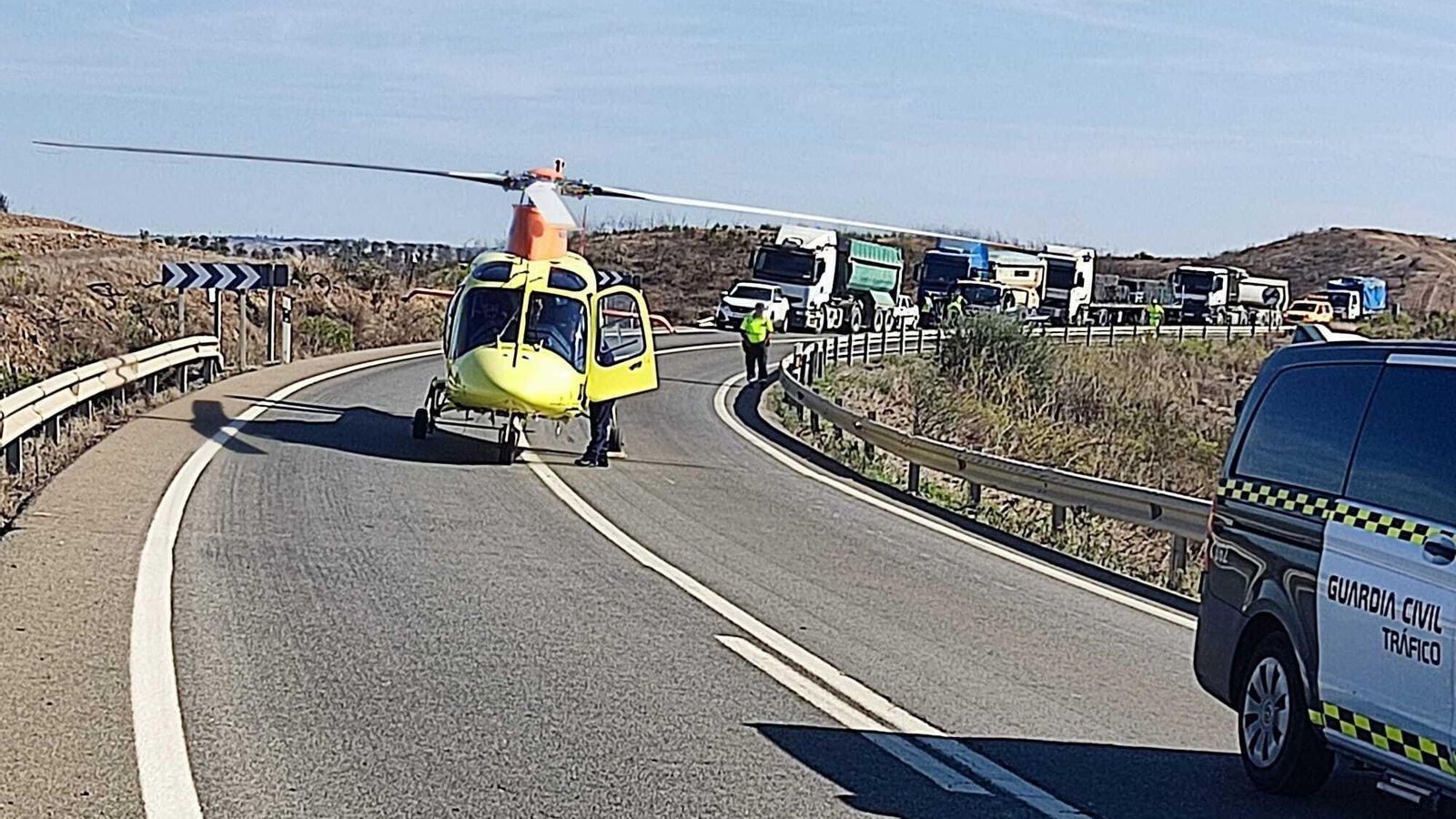 El helicóptero que ha trasladado al herido grave al hospital Juan Ramón Jiménez.