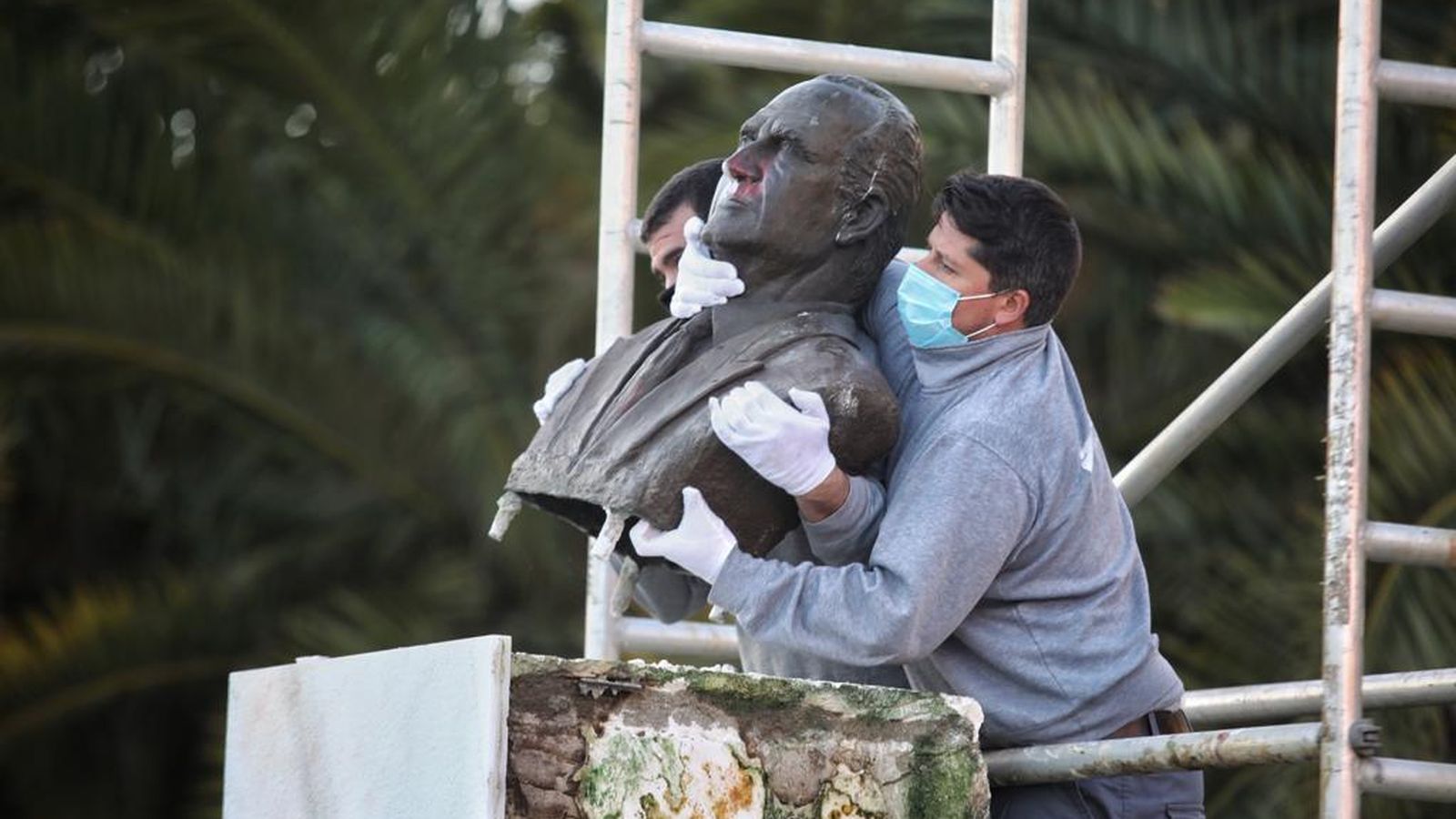Momento de la retirada del busto del Rey emérito.