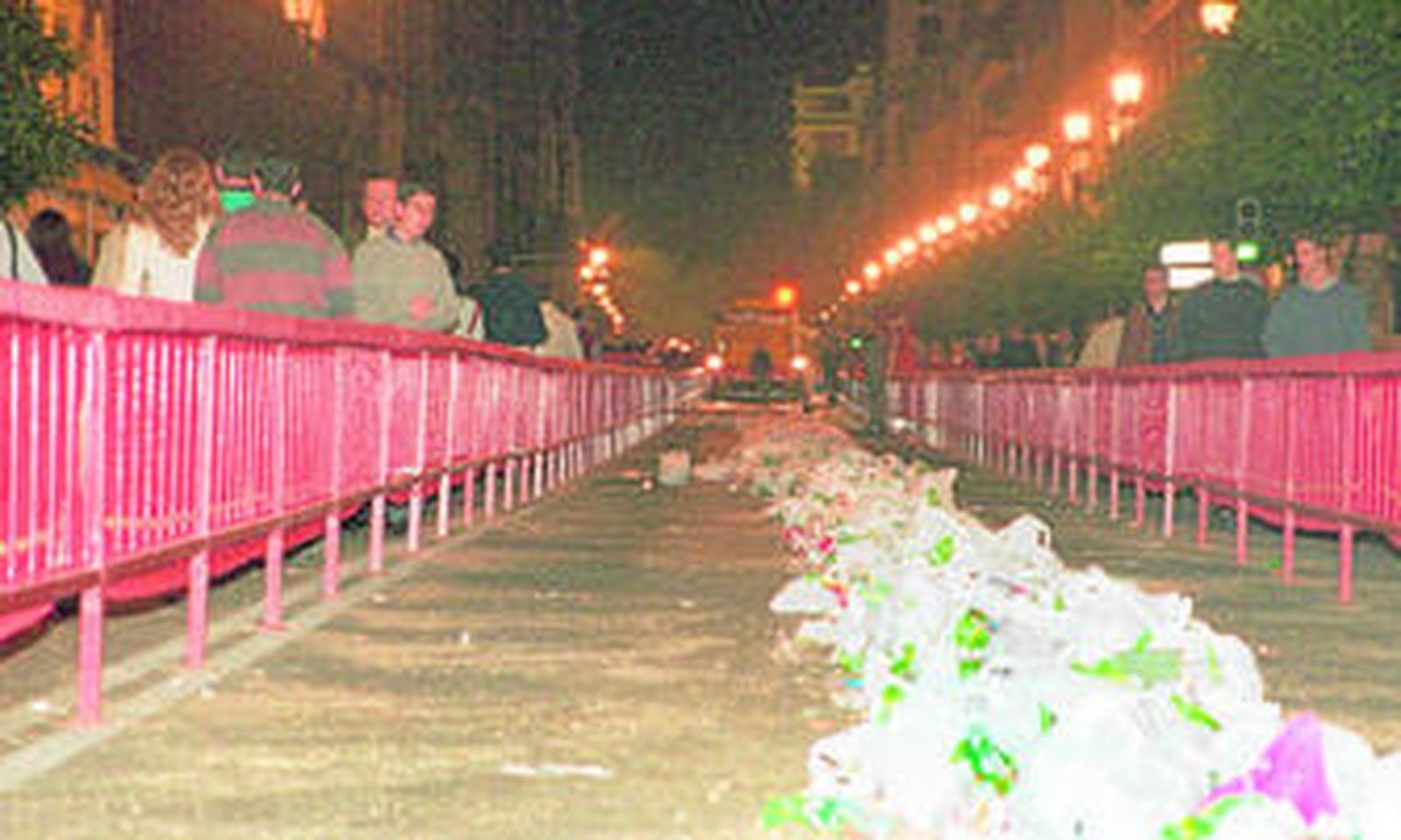 Suciedad acumulada en la Avenida de la Constitución un día de la Semana Santa tras el paso de las cofradías.