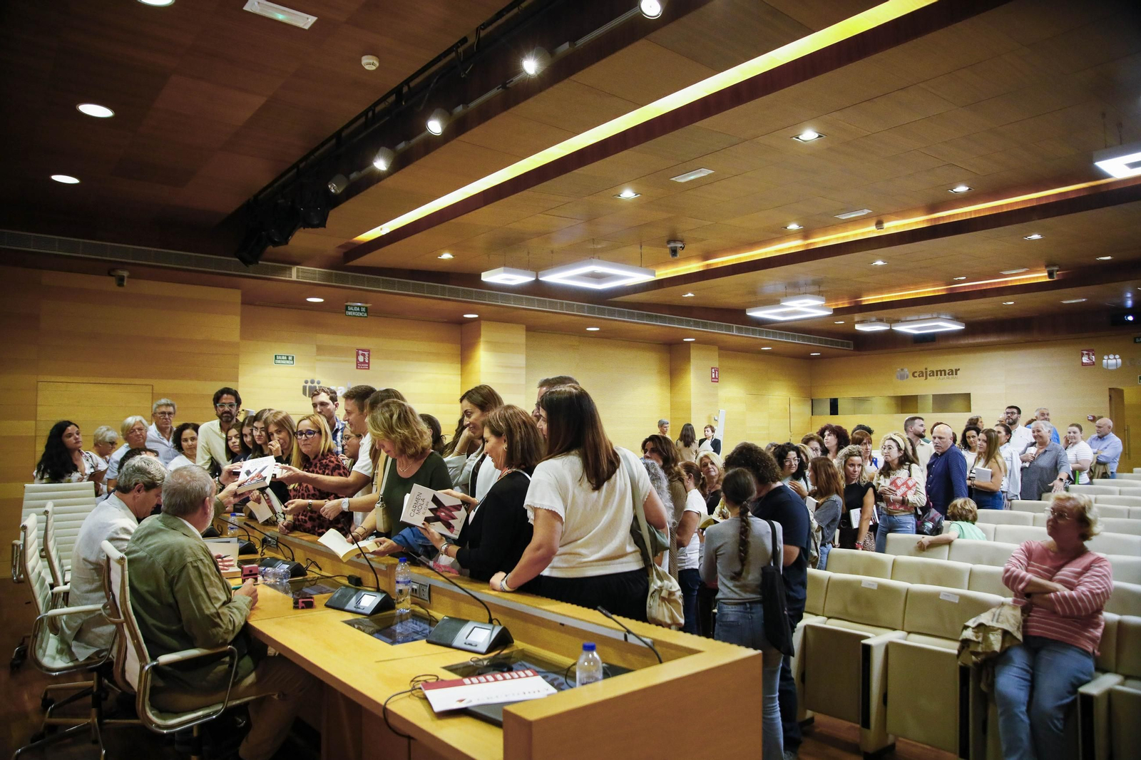 Carmen Mola presenta su libro "El clan" en la Casa de las mariposas de Almería, en imágenes