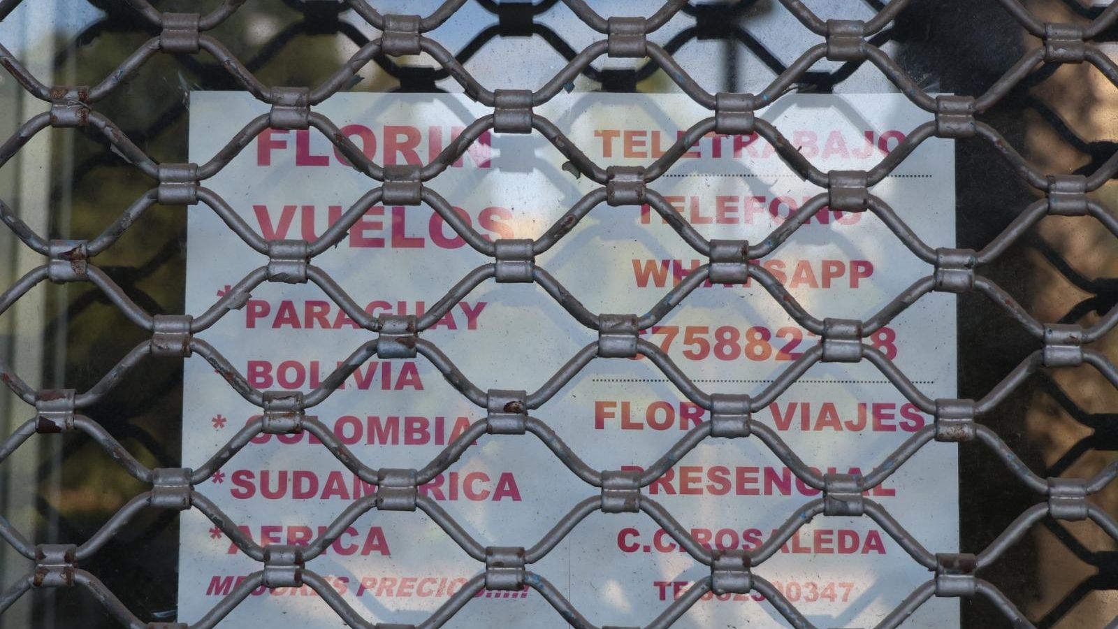 Uno de los carteles con los viajes programados.
