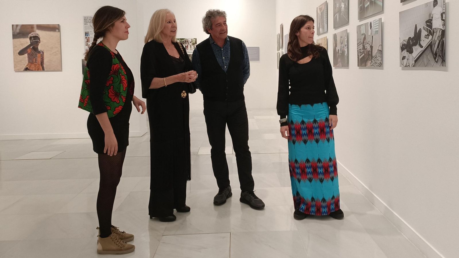 La vicepresidenta de la ONG, Raquel Pérez; la presidenta de CajaGranada Fundación, María Elena Martín; el fotógrafo Ignacio Samper; y la secretaria general de la ONG, Ana Ramos La vicepresidenta de la ONG, Raquel Pérez; la presidenta de CajaGranada Fundación, María Elena Martín; el fotógrafo Ignacio Samper; y la secretaria general de la ONG, Ana Ramos
