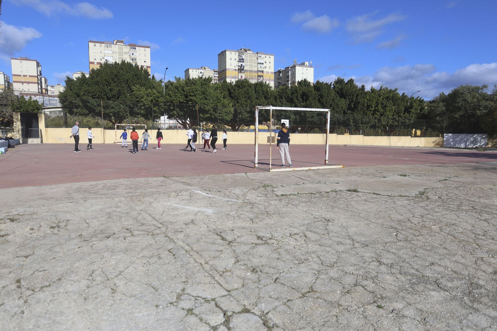 Alumnos del colegio Manuel Altolaguirre, de Palma-Palmilla, jugando en uno de sus campos.
