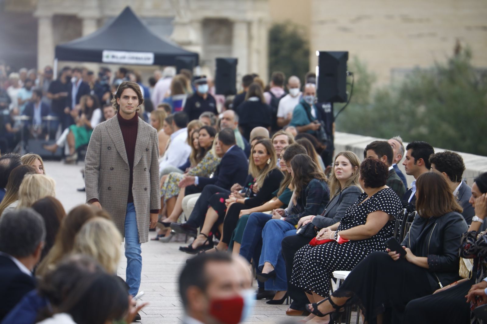 El desfile de Silbon por el Puente Romano de Córdoba, en imágenes