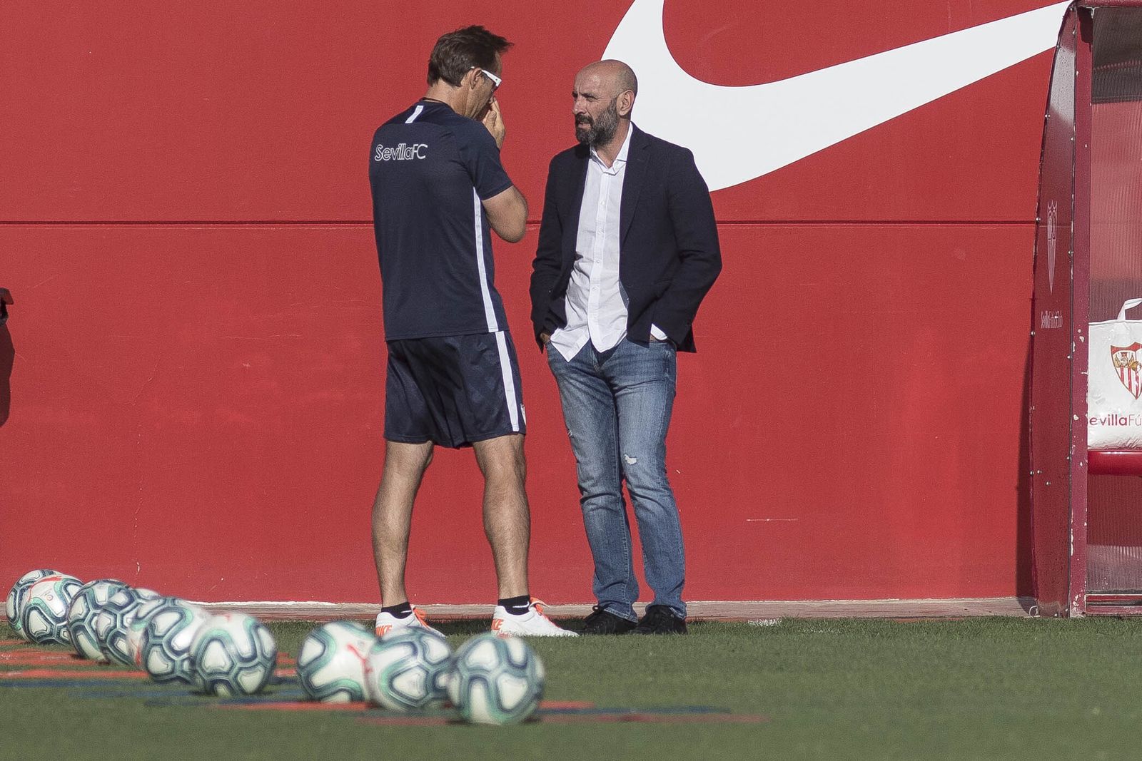 Lopetegui y Monchi dialogan en la ciudad deportiva, antes de la suspensión de todo.