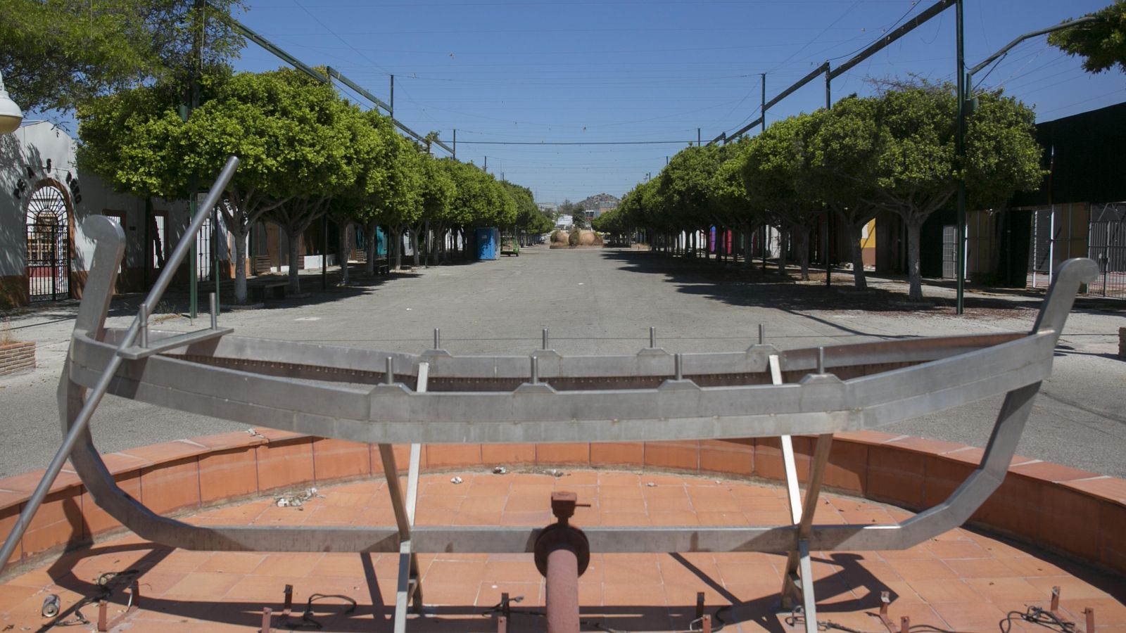 La jábega, que durante las fiestas se convierte en una fuente, ante una calle desierta.