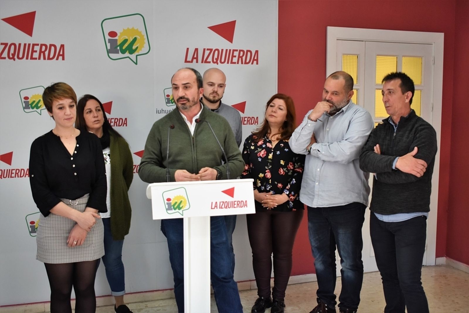Gallego, junto a miembros de su lista y el coordinador provincial de IU.