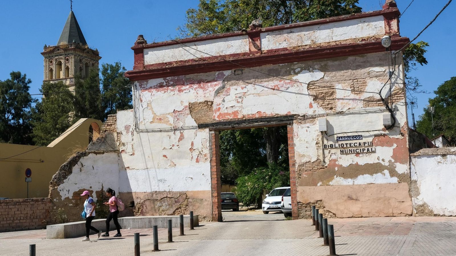 El portón de acceso a la biblioteca, con el monasterio de San Jerónimo de fondo, en una foto de septiembre de 2024.