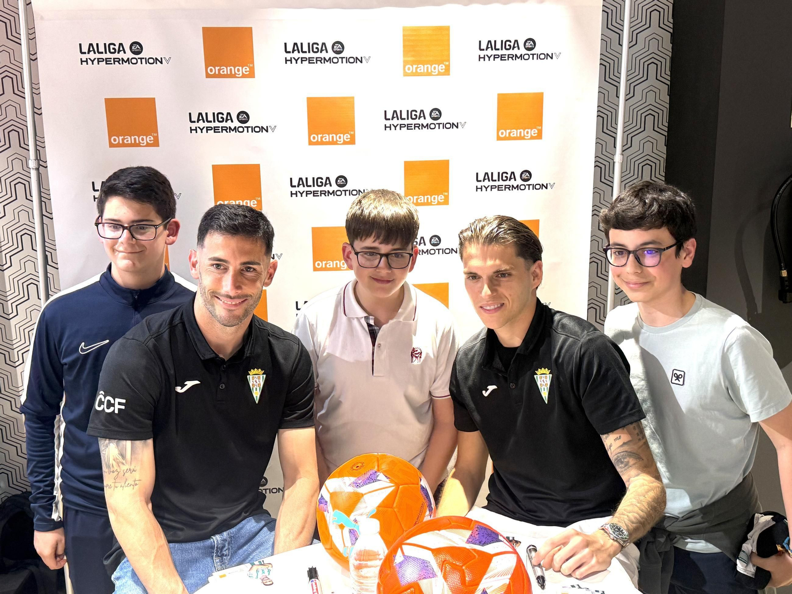 La afición del Córdoba CF enloquece con Álex Sala y Albarrán en el centro de la ciudad