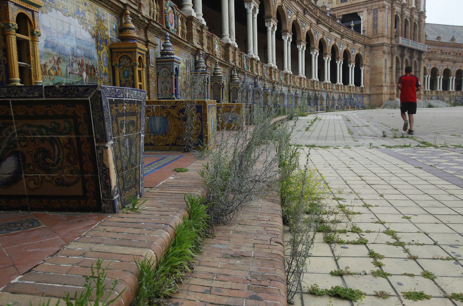 Abandono en la Plaza de España por el confinemiento