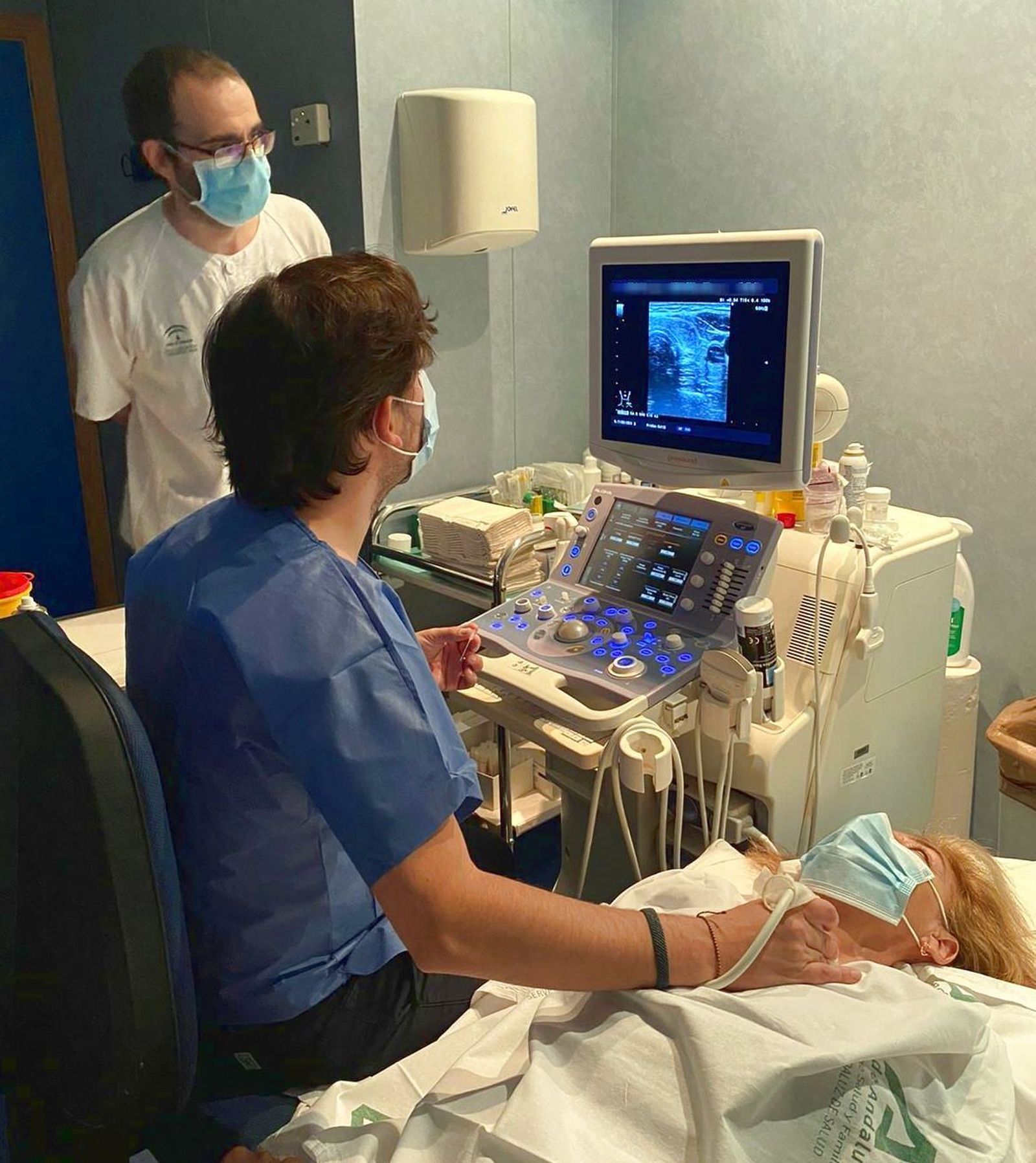 El coordinador de la patología tiroidea en el servicio de Endocrinología, el doctor Guillermo Martínez de Pinillos, junto al radiólogo doctor Ignacio Garrido durante la realización de una prueba ecográfica.