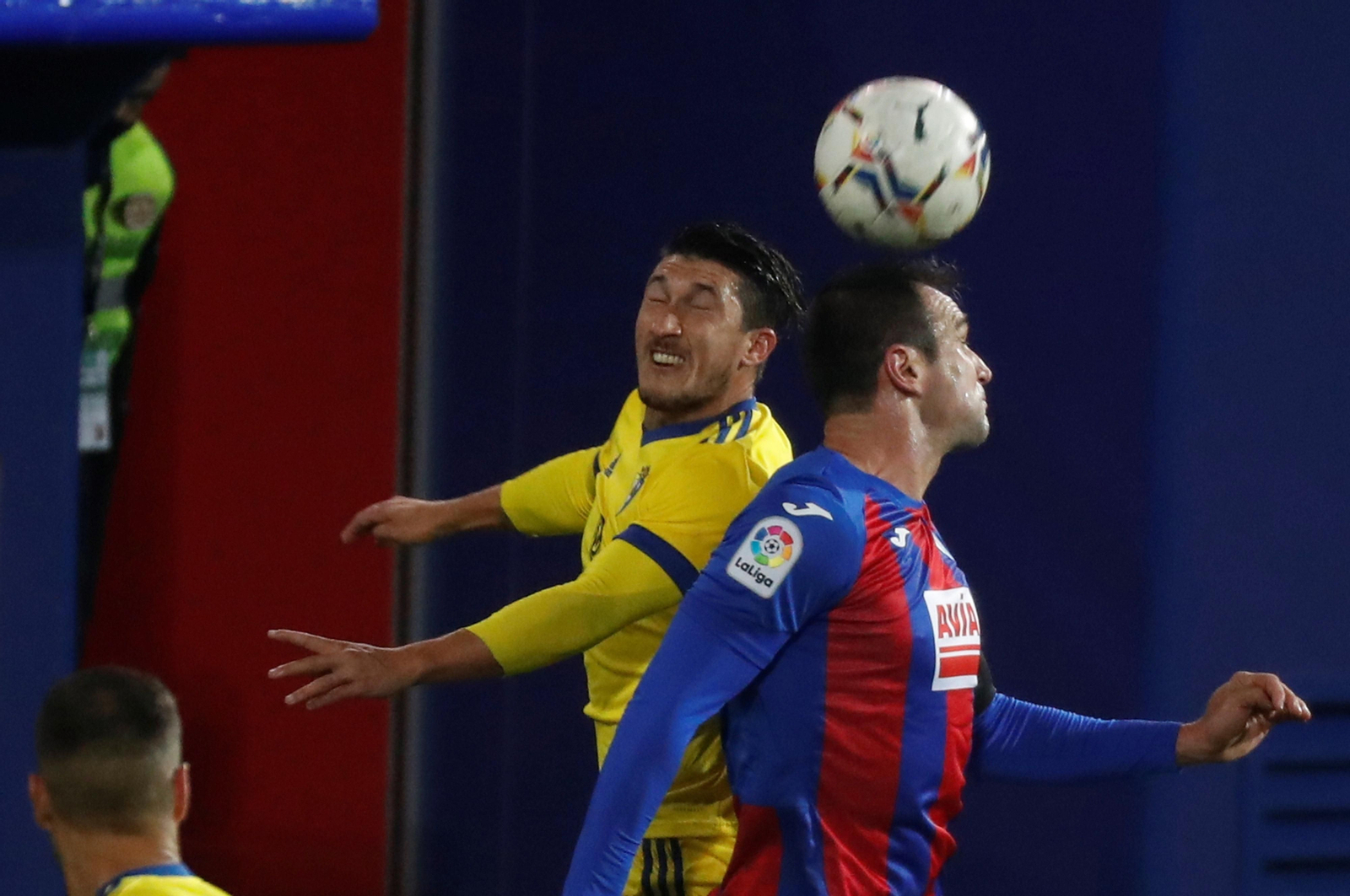 Espino salta a por el balón junto a un jugador del Eibar