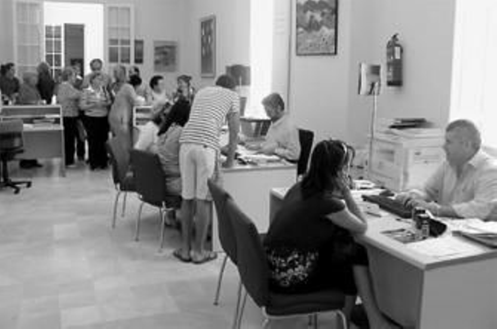 Algunos vecinos realizan sus gestiones en las nuevas oficinas.