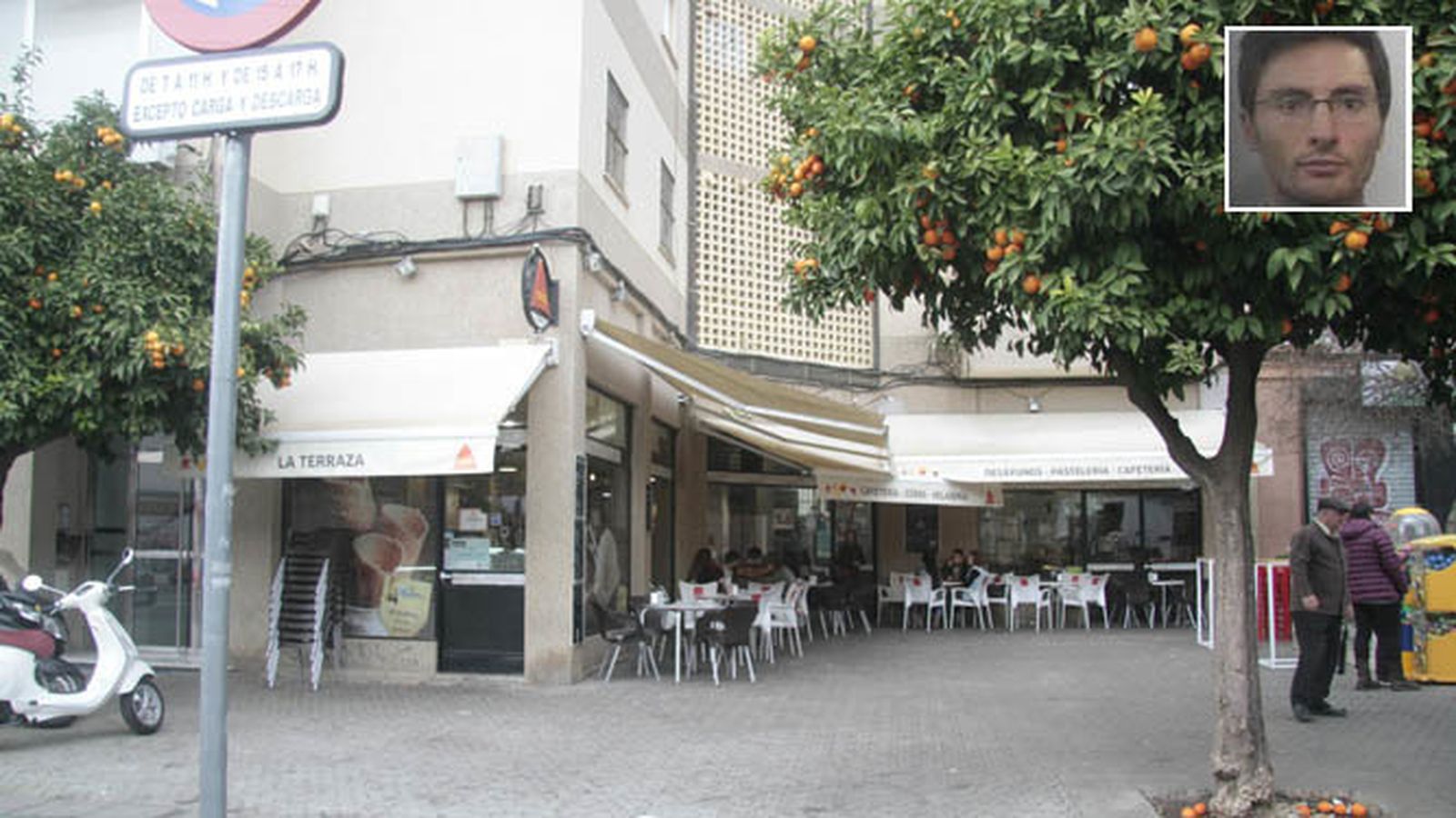 El bar La Terraza, donde trabajaba el detenido. En la esquina superior derecha una imagen suya.