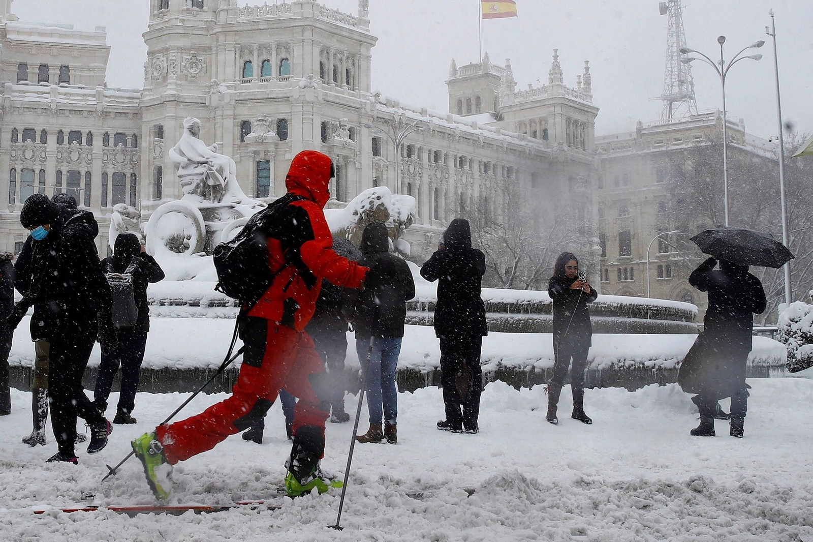 El segundo día del temporal 'Filomena' en imágenes: más nieve y caos