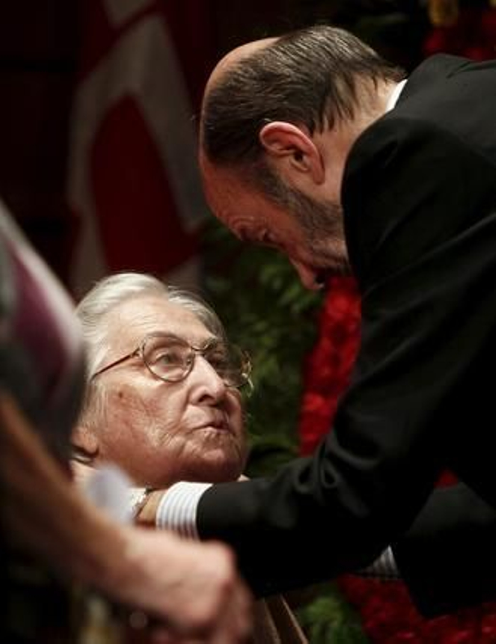 Rubalcaba charla con la viuda.

Foto: EFE