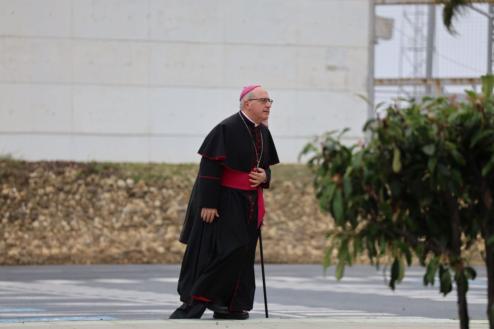 Fotografías de la llegada de Juanma Moreno, Feijóo y todas las autoridades al funeral por las víctimas de Adamuz en Huelva