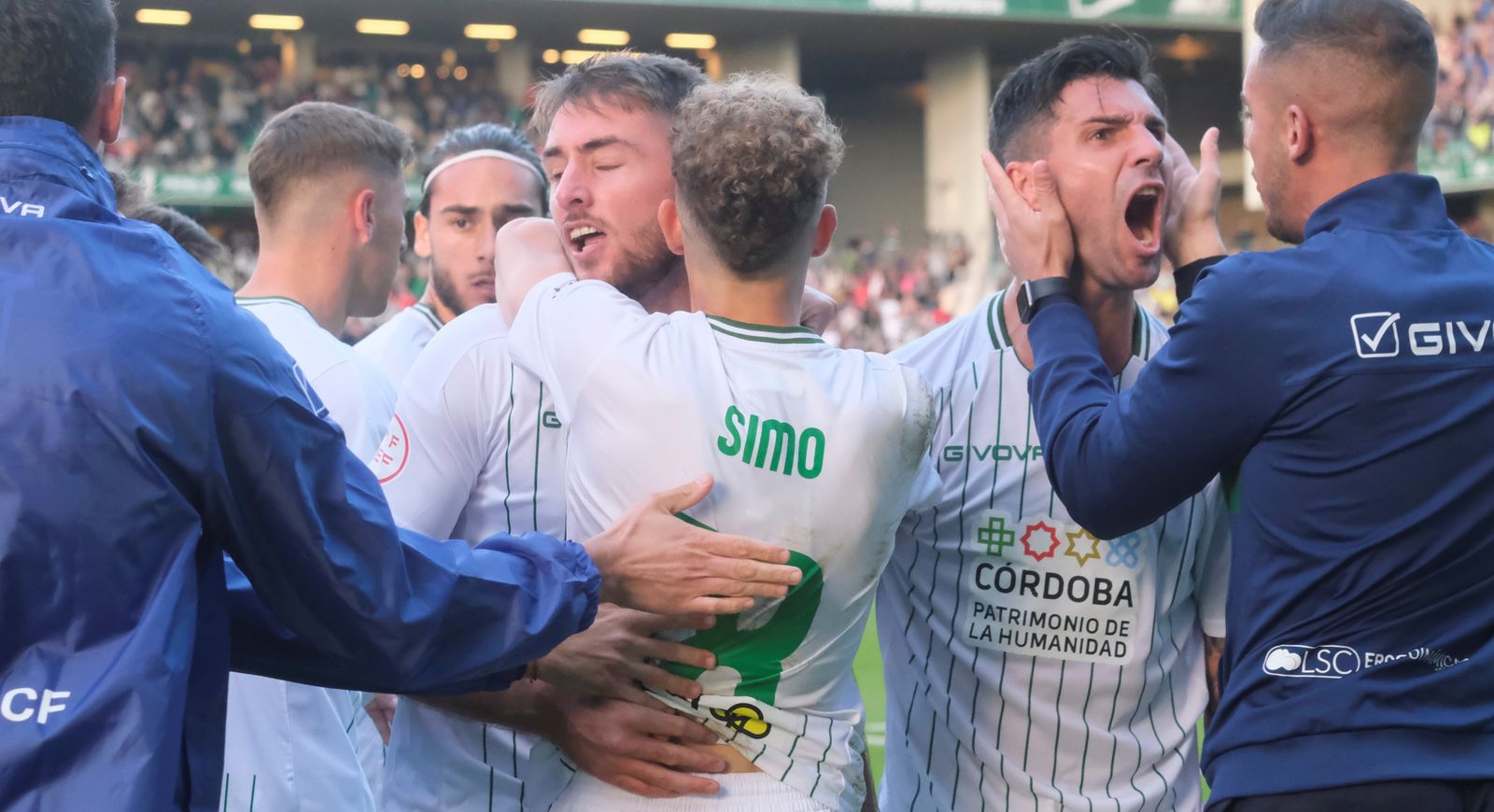 Los jugadores del Córdoba CF celebran un gol en El Arcángel.