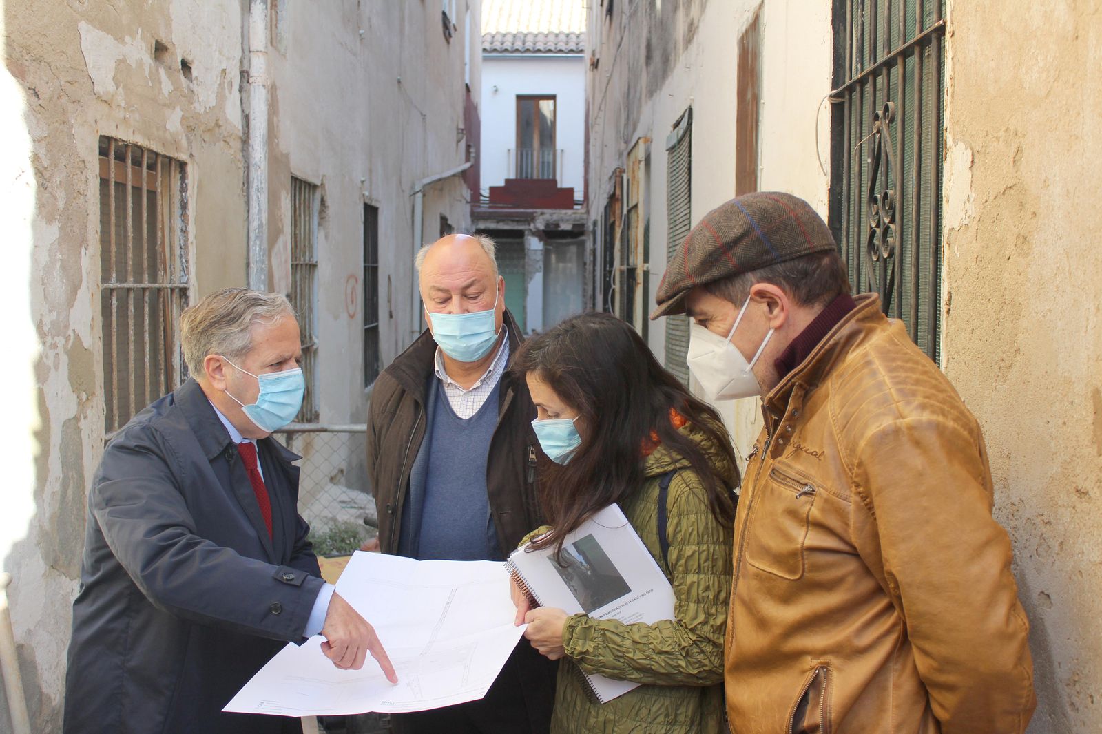 Salvador Fuentes (izquierda) revisa el proyecto con los encargados.