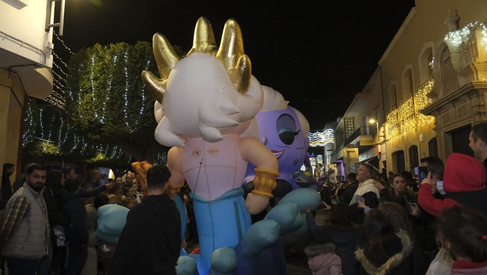 Imágenes de la cabalgata de Huércal de Almería: miles de personas reciben a los Reyes Magos