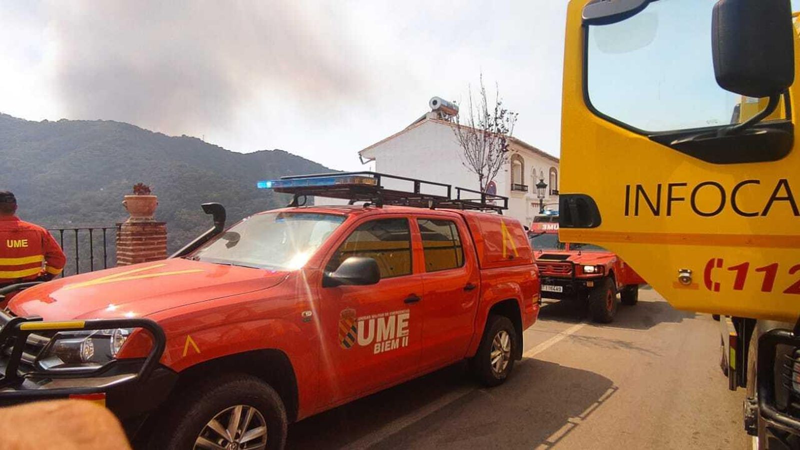 Vehículos del Infoca y de la UME ayer en Sierra Bermeja Vehículos del Infoca y de la UME ayer en Sierra Bermeja
