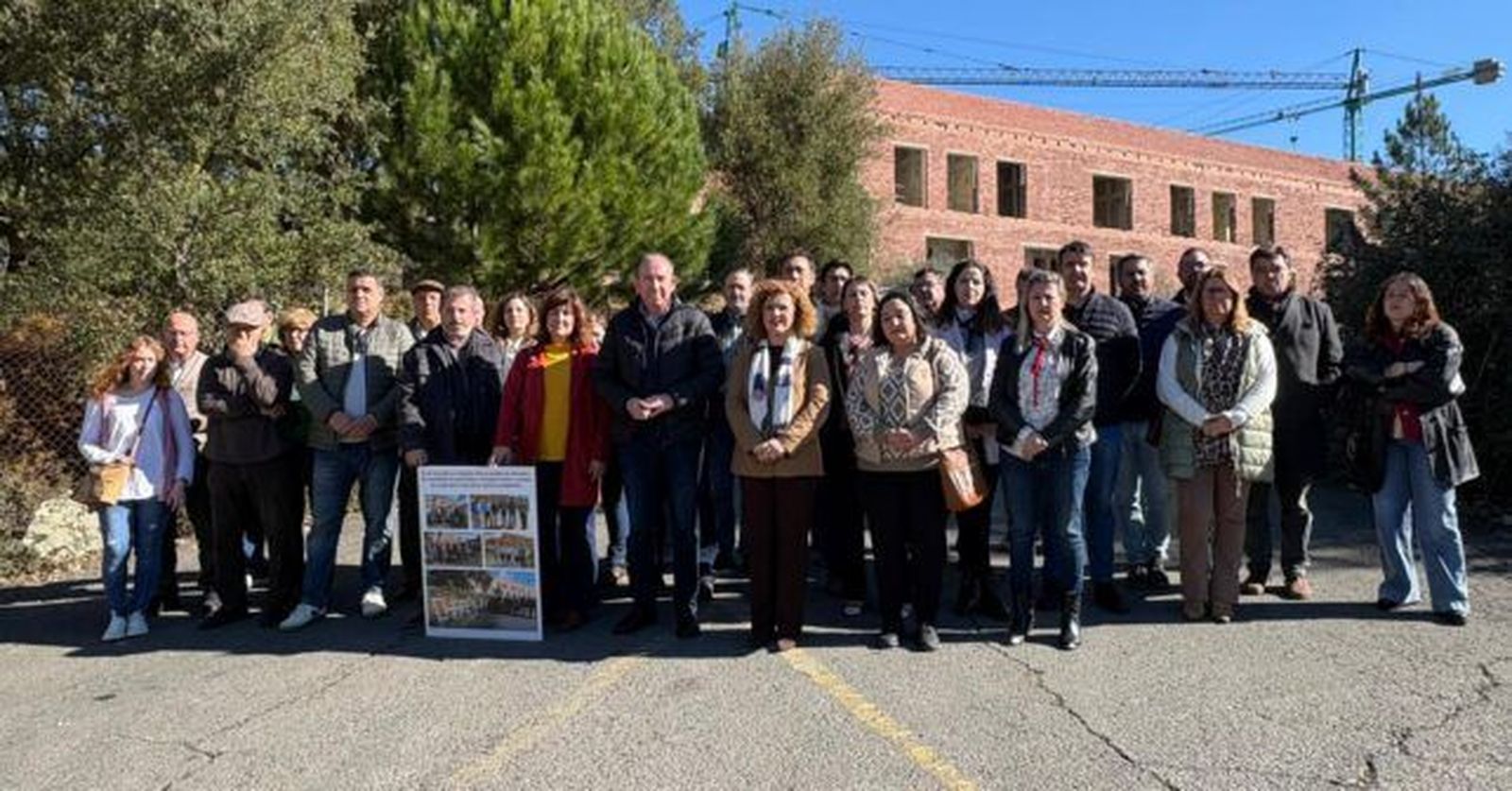 María Eugenia Limón junto al alcalde de Aracena, Manuel Guerra, y otros primeros ediles y concejales socialista de los municipios de la sierra en los terrenos donde se ubica el Chare.