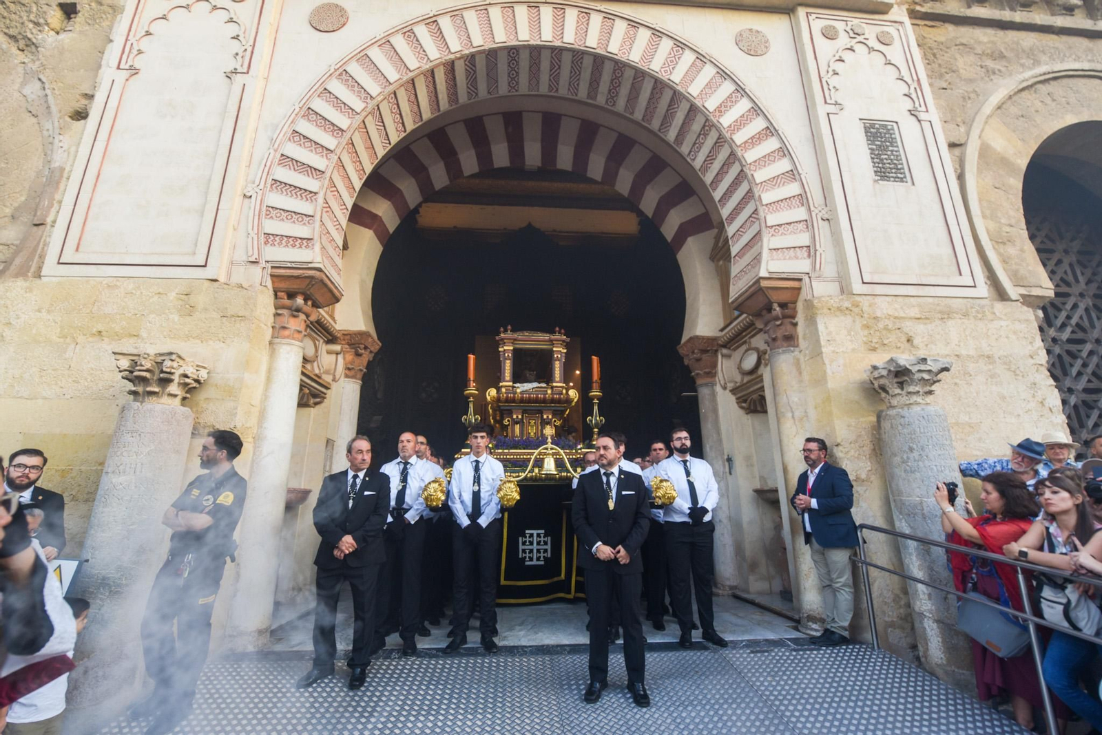 El traslado del Sepulcro de El Carpio tras el Magno Vía Crucis de Córdoba, en imágenes