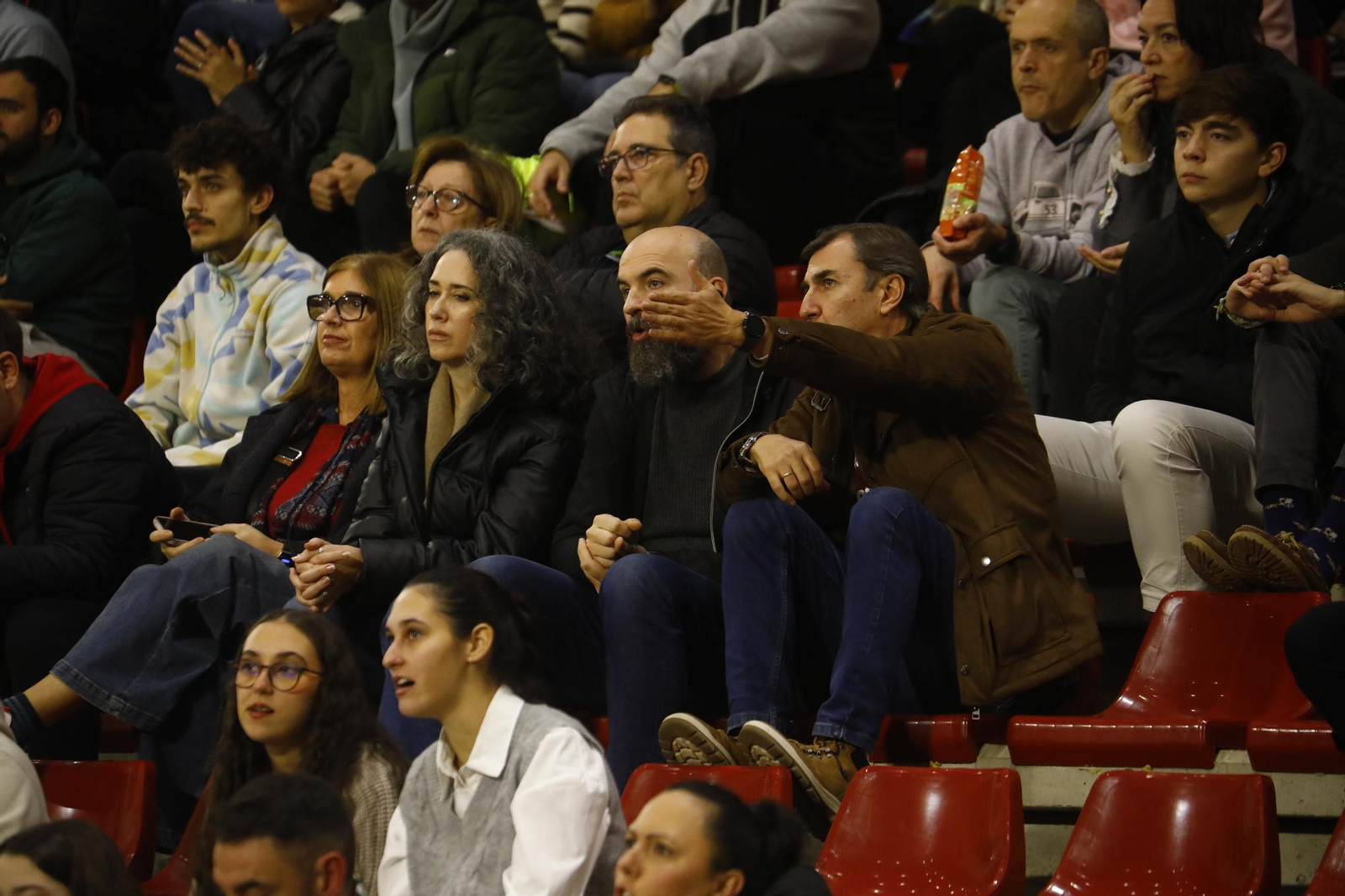 Las mejores fotos del ambiente en Vista Alegre para el Coto Córdoba - Baloncesto Valladolid