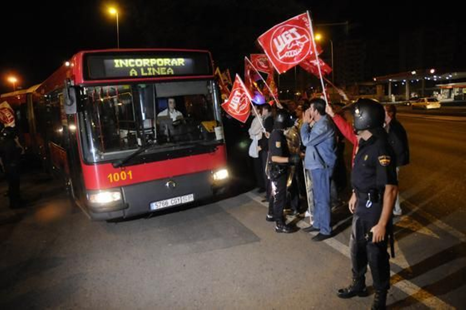 Piquetes informativos de UGT y CCOO gritan a los conductores de autobuses urbanos de Sevilla que salen de las cocheras de Tussam. Foto: Juan Carlos Vázquez Piquetes informativos de UGT y CCOO gritan a los conductores de autobuses urbanos de Sevilla que salen de las cocheras de Tussam. Foto: Juan Carlos Vázquez