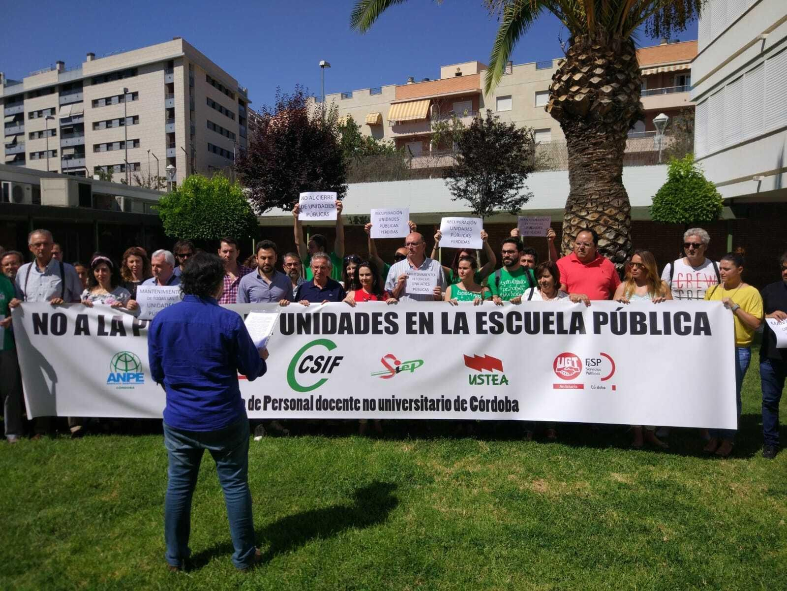 Un momento de la concentración de la junta de personal docente no universitaria